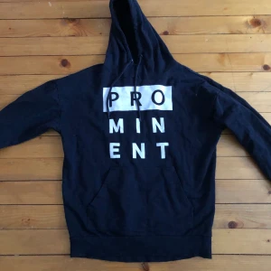 Marinblå huvtröja  - En marinblå/ mörkblå huvtröja använt en kväll. Jätte fint skick! 