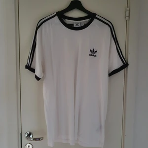 Adidas t-shirt  - Adidas t-shirt, aldrig använd. Har man några frågor eller vill ha fler bilder är det bara till att skriva. Betalning via swish.
