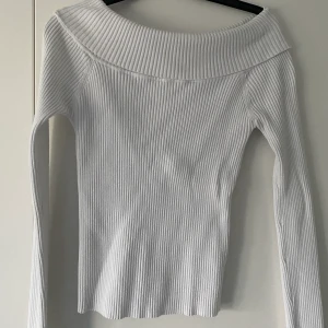 Ribbad tröja  - Vit ribbad tröja i off shoulder. Strl S.