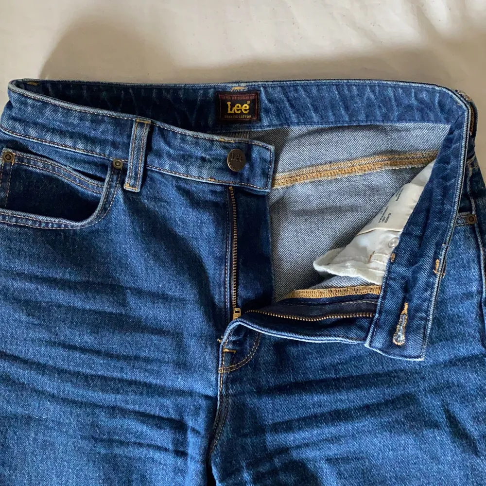 Jättefina lee jeans, knappt använda och i väldigt bra skick. Nypris ca 900kr, slutar vid anklarna på mig som är 166, bekväma och stretchiga, slitstarkt material. Jeans & Byxor.