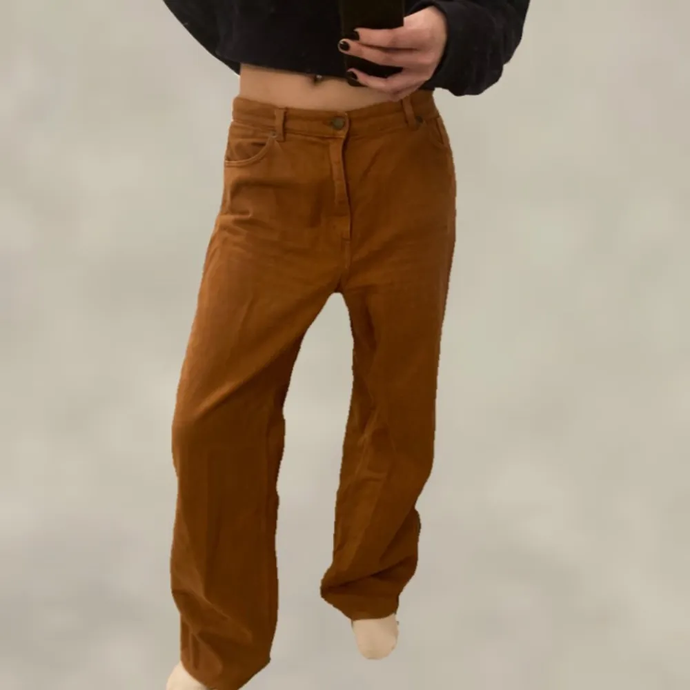 Rostfärgade jeans från Monki, storlek 32. Bra skick, köparen står för frakt :). Jeans & Byxor.