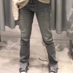 Gråa High rise slim zara jeans - Super fina jeans från zara som aldrig kommer till användning längre! Super bra skick förutom lite slitet längst ner men märkts inte av💕 Köpt för 360kr och säljer nu för 200kr men går absolut att diskutera pris!!!😁 Kontakta mig för mer information💗