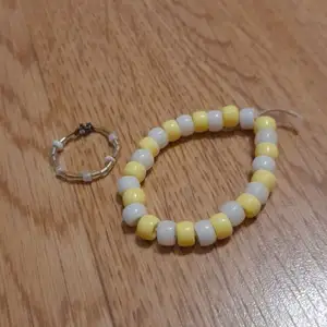 Ett fint kitt med ett armband och en matchande ring i gul och vit:) Armband 15 cm ,ring diameter 1.8 cm