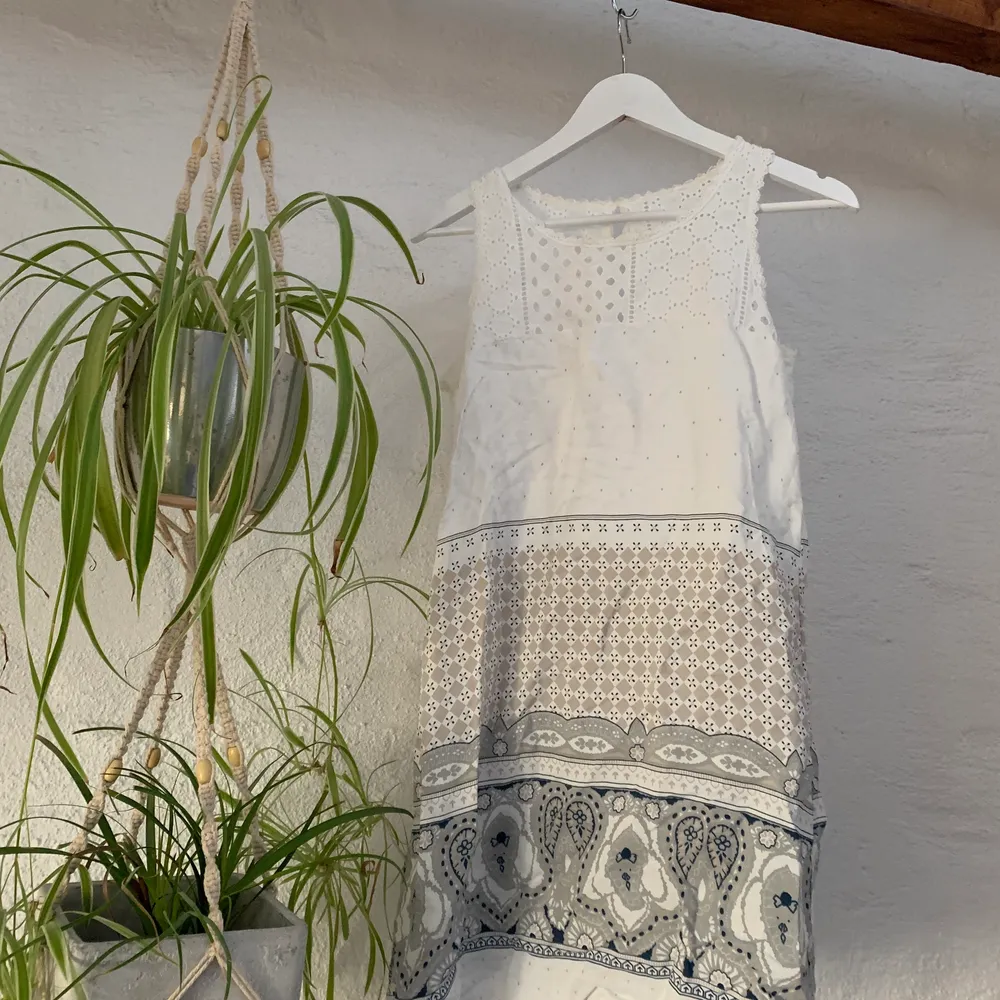Super söt sommar klänning köpt i Frankrike i strl S. Använd vid två tillfällen🤍. Klänningar.
