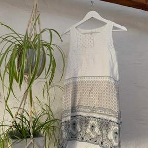 Super söt sommar klänning köpt i Frankrike i strl S. Använd vid två tillfällen🤍