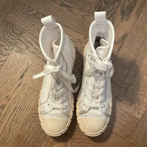 Sneakers från Zara  - Sneakers från Zara i storlek 36
