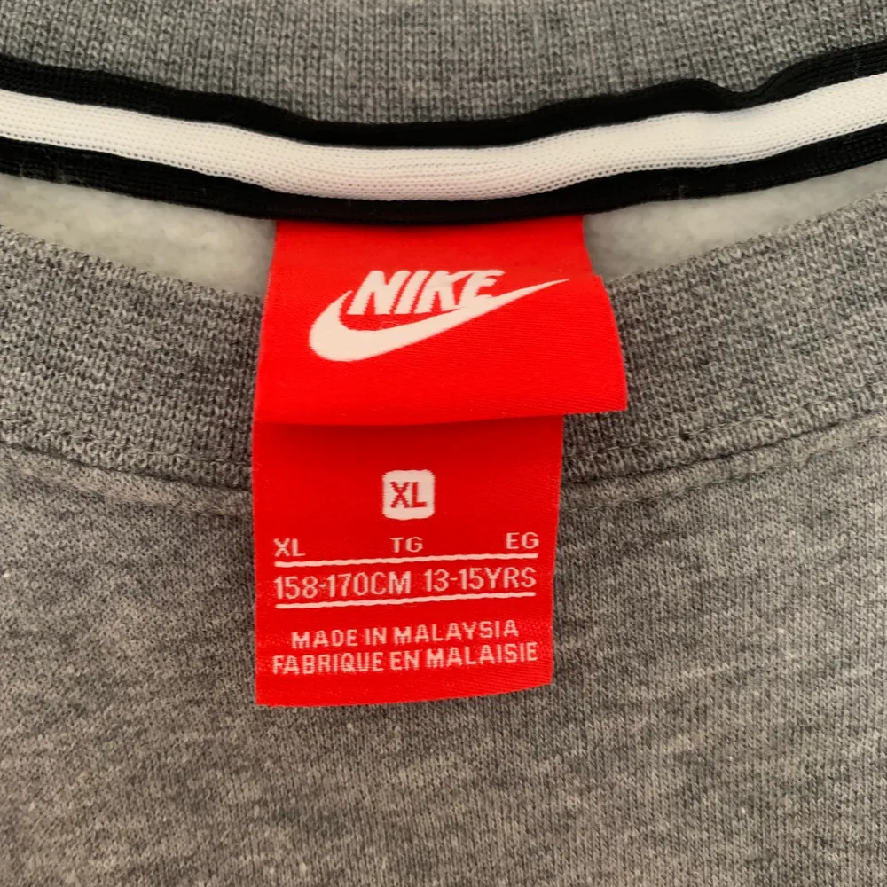 Nike tröja storlek xl men sitter som en M. . Hoodies.