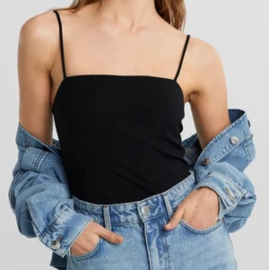 Svart sammets linne - Svart sammet linne från Gina tricot, nypris 99kr mitt pris 15kr. Använt 1 gång. Väldigt skönt och bra skick. I strl xs.