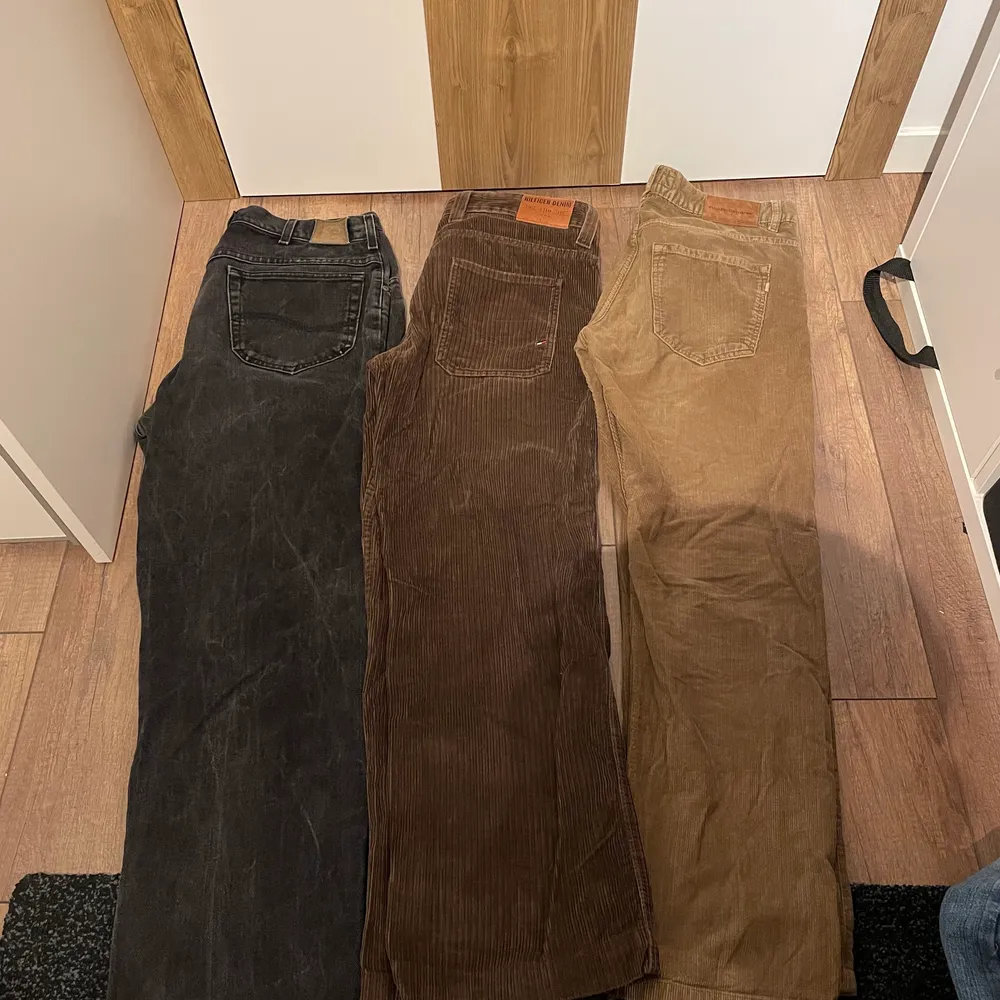 Bild 1 pepe jeans cargo storlek: W34 skick:9/10                                 Timberland jeans storlek: W36 skick:8/10.                            Dickies shorts storlek: 33 loose fit skick: 9/10.                      Bild 2 svarta lee jeans storlek: W34 skick:8/10.                   Tommy hilfinger denim jeans storlek: W32 W32 skick:9/10.                                                                                Beiga peak performance jeans storlek: W34 L34 skick:9/10.. Jeans & Byxor.