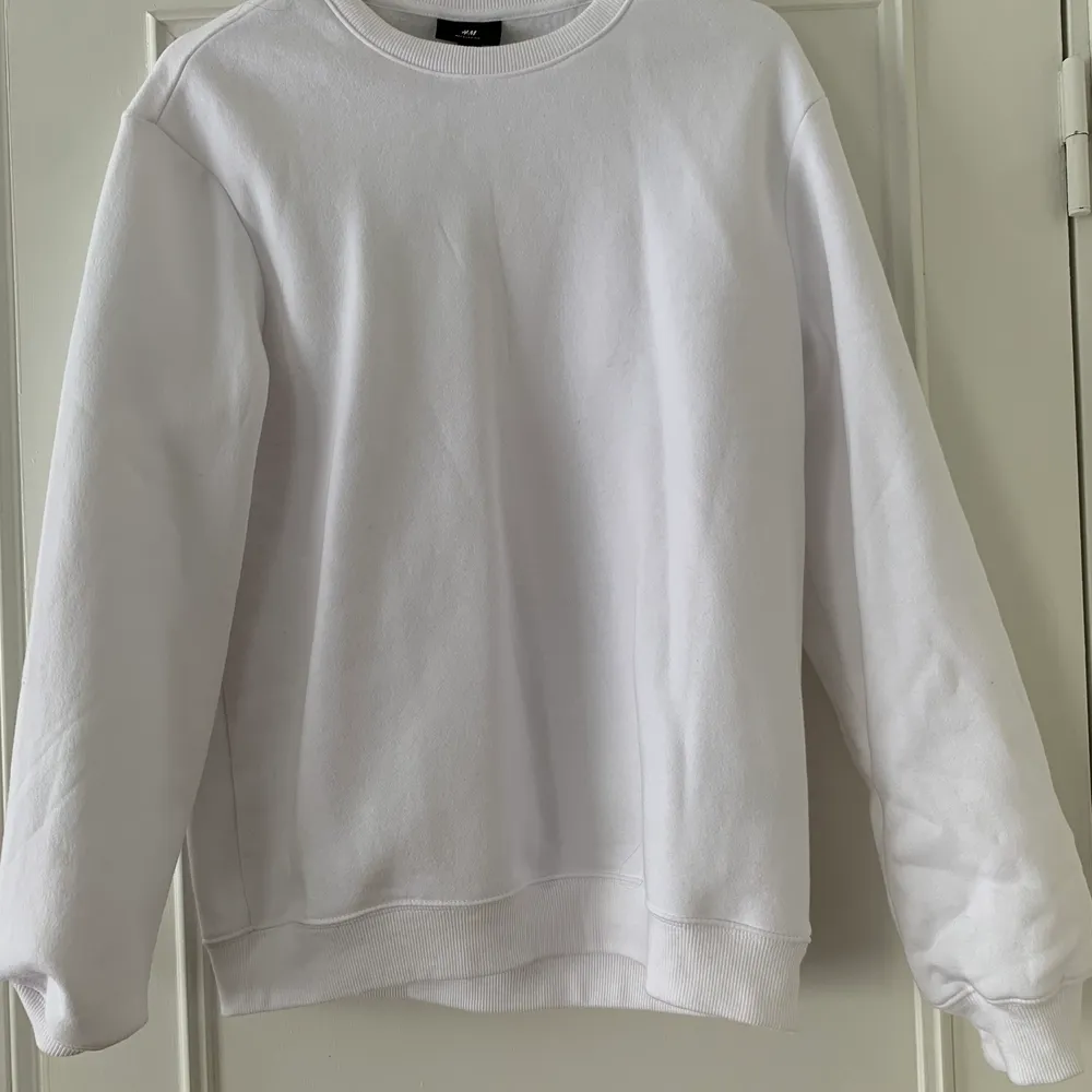 En helt vanlig vit tröja från H&M. Köpt på man avdelningen. . Tröjor & Koftor.