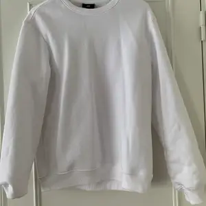 En helt vanlig vit tröja från H&M. Köpt på man avdelningen. 
