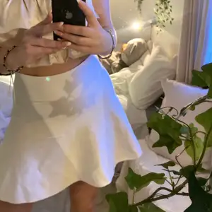 Säljer min fina vita kjol från Zara då den inte kommer till användning! Storlek S men är stretchig i materialet💖 skriv för fler bilder!