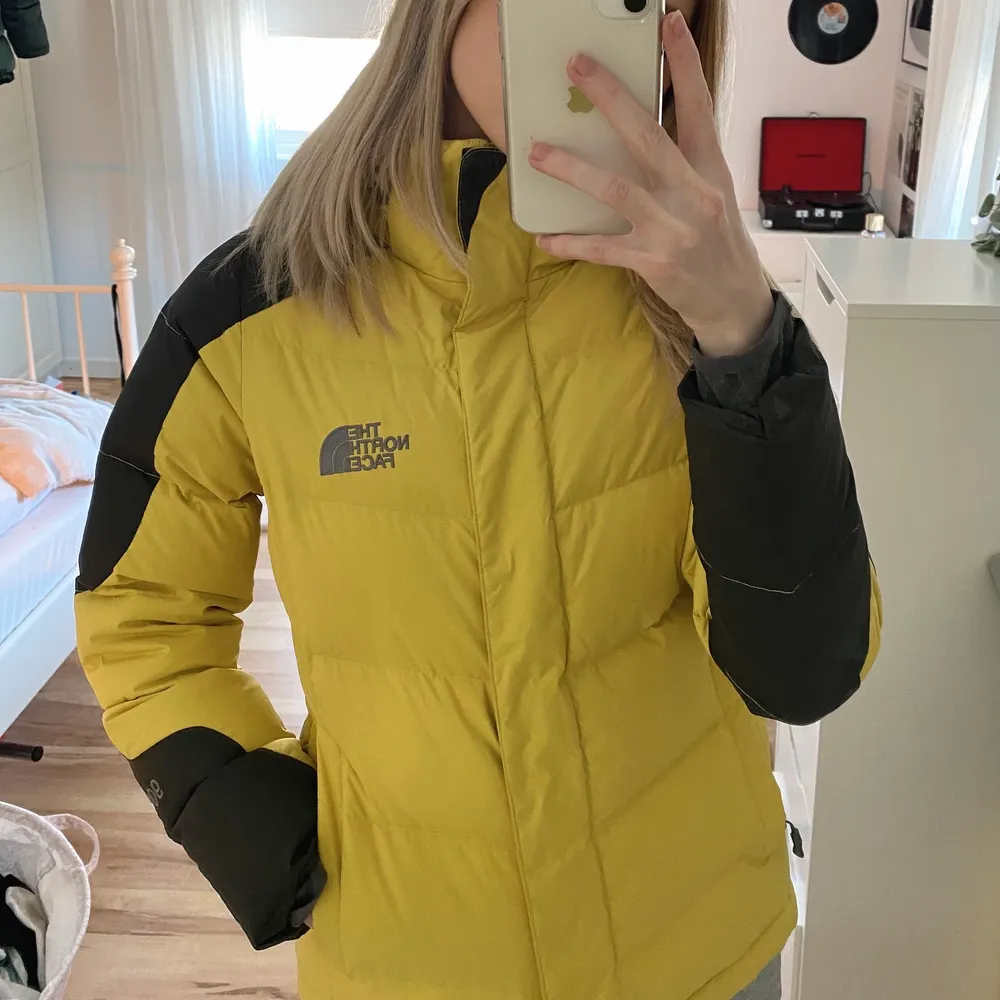 Säljer denna supercoola och unika jacka från The North Face. Gul med mörkgrå detaljer! Köpt second hand men väldigt bra skick 💛 Frakt tillkommer!. Jackor.