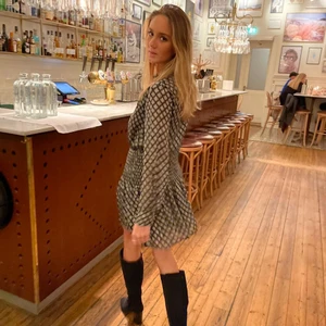 Klänning  - Den eftertraktade slutsålda klänningen från zara, helt nyast använd 3 gånger💗 somna ser på bild tre, har jag även använt den som en topp! Nypris: 400kr