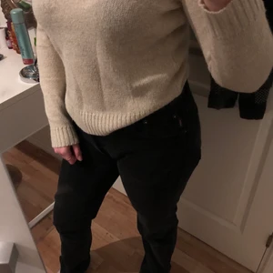 Stickad tröja - En tunn, beige/vit stickad tröja. Använd ett fåtal gånger. Perfekt till en kyilg vårdag☺️💕