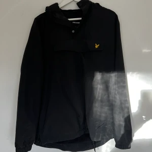 Lyle Scott Svart Anorak M - 2 år gammalt. 
