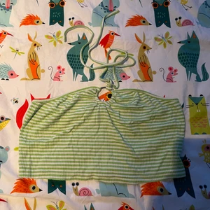 Randig turleneck - Vit grön randig croptop som man knyter runt halsen med en jättesöt ring vid bröstet