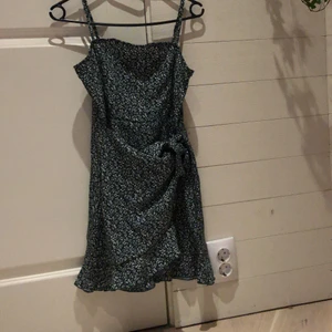 helt ny klänning från SHEIN 💚 knyt bar! - Det är storlek 11-12 år men skulle säga att den passar på en xs-xxs🌿