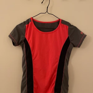 Tränings t-shirt  - Träningstishirt. Storlek xs. Skönt material. 