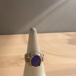 Ring  - Säljer denna silverring som jag köpt här, jag har två exakt likadana just nu så kände att jag kunde släppa taget av en av dom så att säga💓 skriv för fler frågor, bilder och/eller intresse 