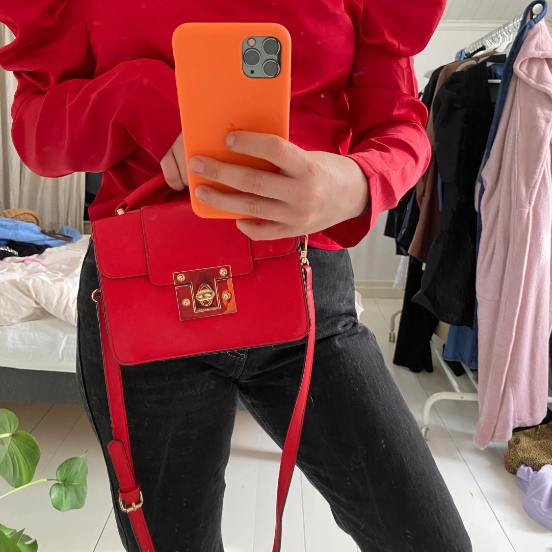 Röd väska med gulddetaljer  - 90