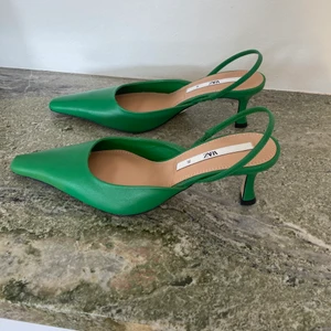 Zara klackskor - Trendiga och bekväma gröna klackar från zara 💚 Helt oanvända då de är för stora för mig, bara testade. (Nypris 859 kr) frakt ingår ✨