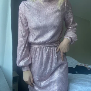 Paljett klänning 🕺🏼🥂 - Helt oanvänd rosa paljettklänning från Nelly. Den tar slut lite över knäna 🕺🏼🥂