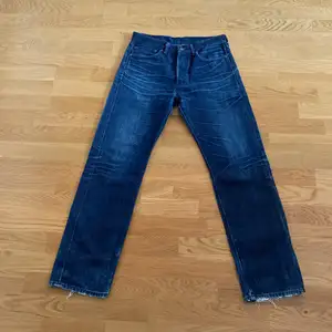 Ett par vintage Levis jeans som är mörkblåa straight fit 
