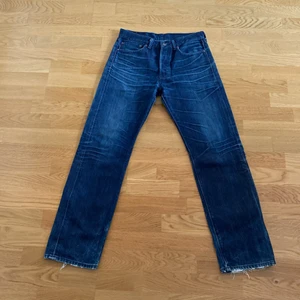 Vintage Levis jeans 501 - Ett par vintage Levis jeans som är mörkblåa straight fit 