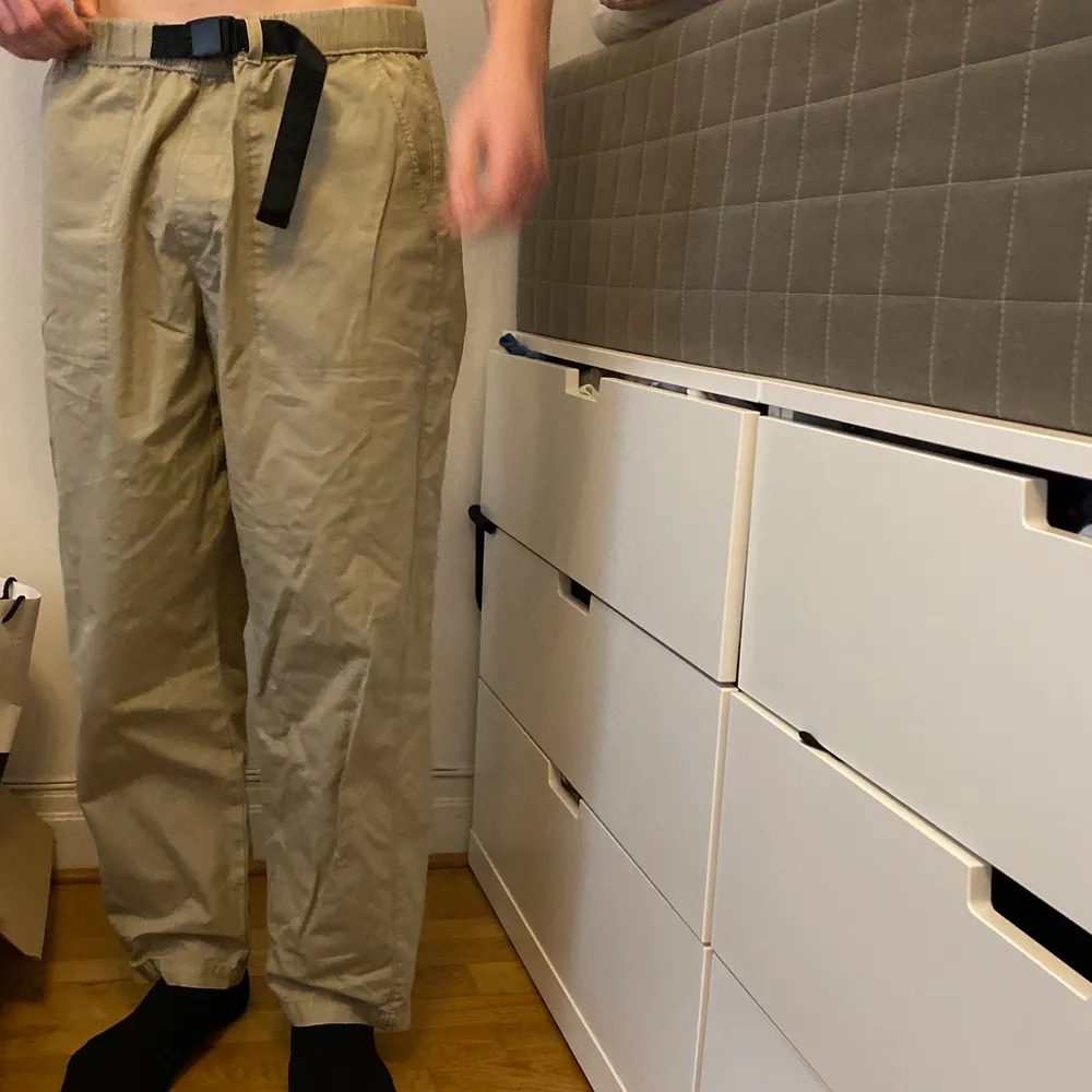 Skit snygga raka byxor med ett bälte som ”sitter i”. Min kille på bilden är 1,88 cm lång. Från Levis, nypris 995.  . Jeans & Byxor.
