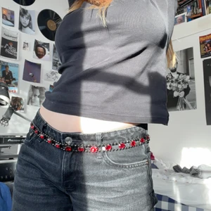 skärp / kedja - midjekedja i topp-skick, total y2k-vibb och tycker verkligen om den men känner bara att jag använt den för lite och säljer därför. går att ha om man har ca 70-90cm midjemått (lågmidjat eller högmidjat). köpt för 200kr secondhand. 