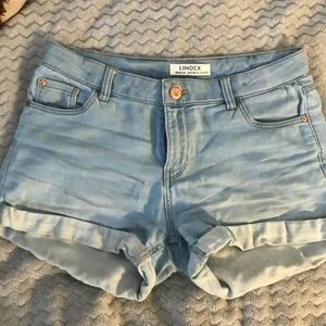 Shorts - Snygga ljusblåa jeansshorts! De är i barnstorlek men är ganska stora i storleken, passar mig som har storlek s/m i vanliga fall! Perfekt inför sommaren!  Det är bara att komma privat vid frågor eller om du vill ha fler bilder!🥰