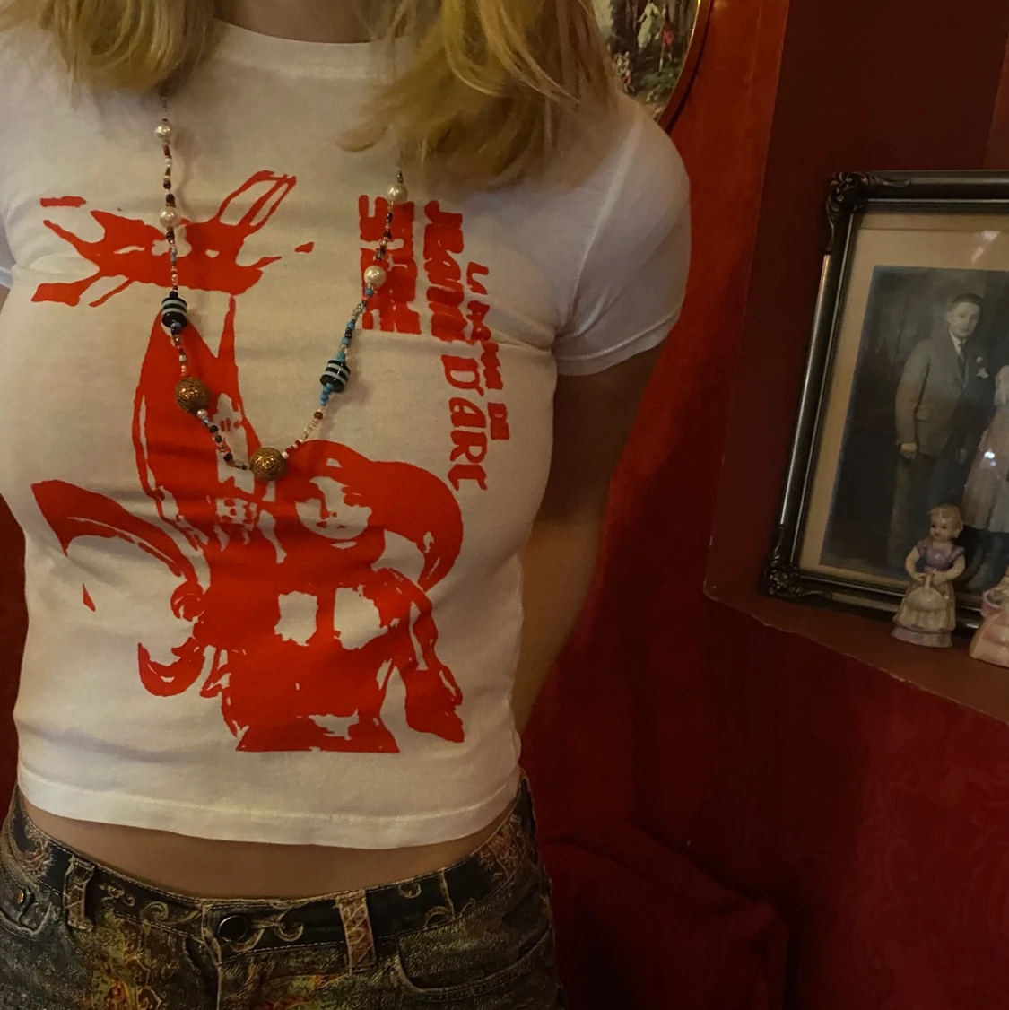 Vit t-shirt med rött tryck