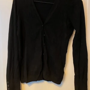 Finstickad kofta - Finstickad svart kofta från ginatricot. V ringning med knappar samt knappar på båda armarna.🤍 Endast använd fåtalet gånger och därför i superbra skick och inga defekter! Storlek xs. Säljer då den är lite för liten för mig som brukar ha S/M. Hör gärna av dig för fler bilder!