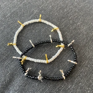 Svart/vita armband  - Säljer dessa svarta och vita armband, båda för 30kr och gratis frakt. 