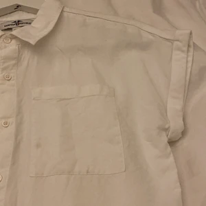 H&M - Vill kolla intresset på denna sjukt snygga t-shirt!❤️Köpte den för ungefär ett år sedan och har bara använt den 2 gånger. Det är en liten fläck på fickan på andra bilden men det är bara att tvätta bort!❤️Den är i bra sick och kontakta mig om du skulle vara intresserad:)