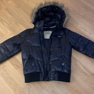 Svart HOLLISTER jacka. - En fin HOLLISTER jacka som jag aldrig har använt💓