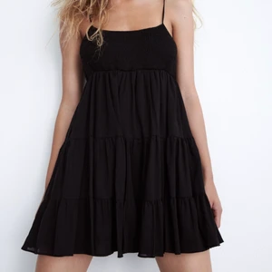 Svart zara klänning  - Skitfin zara klänning som är slutsåld! Storleken är M och den är helt oanvänd! Buda❣️kan köpas direkt för bra pris! ( SÄLJER DENNA I VIT OCKSÅ I ANNAN ANNONS) 