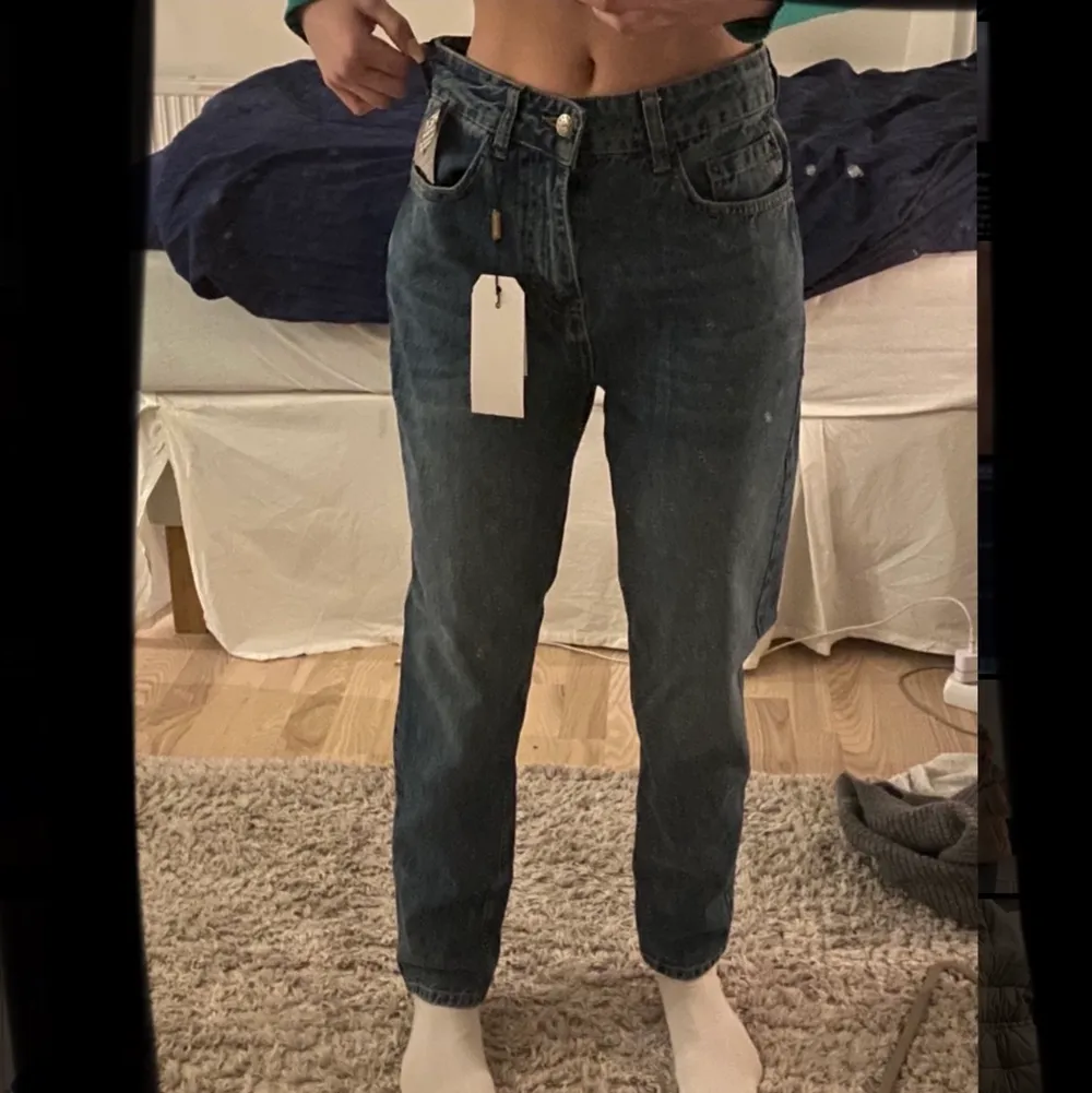 Mörkblåa (mom/boyfriend) jeans från Nelly med alla lapparna kvar, endast provade, säljer pga för stora. (är 170cm lång) köparen står för frakten💛. Jeans & Byxor.