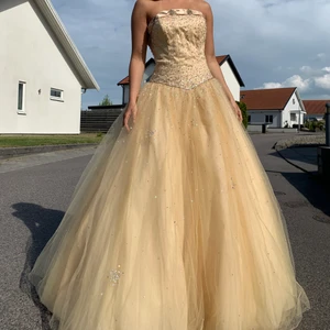 INTRESSEKOLL balklänning 🤍 - MIN ÄLSKADE BALKLÄNNING! Tänkte bara göra en intressekoll på min balklänning! Den är köpt i USA specialdesignad och går för drygt 10 000! Jag är 156 (skulle passa någon upp till 175) då den är väldigt lång! Hade klackar och då funkade det! Bär storlek XS, 34 i jeans! Har kupa C/D! Har midjemått 65, men klänningen är 73! Den är super bra kvalitet och använt endast 1 gång! KÖP DIREKT FÖR 4000kr