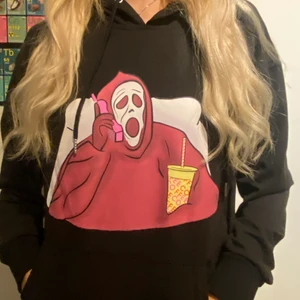 scream hoodie - scream hoodie aldrig använd väldigt söt, strl S