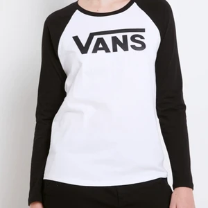 Vans t-shirt  - Säljer denna vans tröja då det inte är min stil längre men ändå rätt cool att ha med lågmidjade jeans. 😁😁 Köptes för ca 400kr från början!