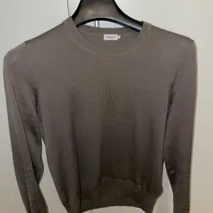 Hej! Säljer denna fina Filippa K tröja i mörkbrun färg. Säljer den pågrund av jag tröttnar lite på den.💕🤍🌸💗