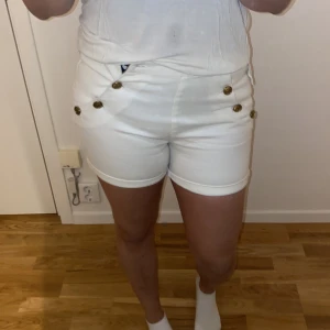 Short från Bikbok - Shorts i stolek M , saknas en knapp som ni ser på bilden men man kan fortfarande styla den genom att stoppa tshirt innanför 👌🏻