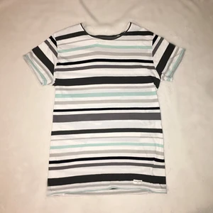 Randig T-shirt - En randig herr-tshirt i storlek L men sitter mer som en M. Använd ett fåtal gånger och är i ett fint skick. Fraktalternativ väljer köparen. Meddela mig vid fler frågor!😊