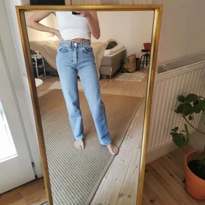Ljusa raka jeans - 90's high waist jeans - Gina tricot Strl 34 Oanvända Material 100% bomull  Kan mötas i Stockholm alternativt frakta med spårbar frakt.