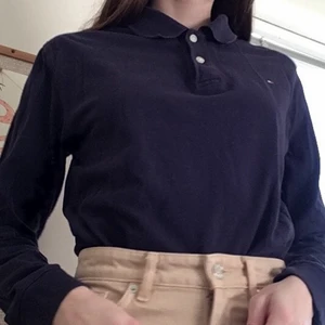 tommy hilfiger piké - Långärmad mörkblå piké från tommy hilfiger i fint skick! Står att den är en XL i barnstorlek, passar mig som är XS/S bra! ☺️ skriv för fler bilder🌻