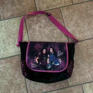 AxelVäska - Säljer för jag ej använder den längre. Ett stort fack och 2 små gillar fack på sidan. Justerbart axelband, till det stora facket är det en dragkedja. Skriv om intresserade💘