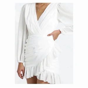 Vit klänning  - En vit klänning som passar till ex studenten i storlek xxs men passar xs o s, bilderna är lånade och köpte klänningen från en annan på plick plagget är som nytt