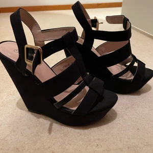 Kilklackar - Ett par nya kilklackar i strl 38. Helt oanvända. Fraktas ej. 